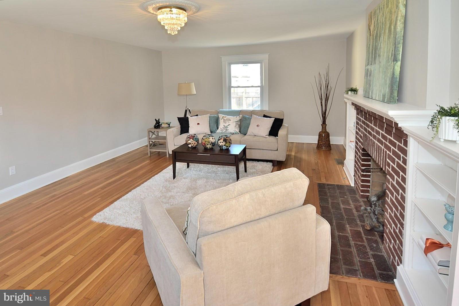 205 Russell Road Alexandria, VA 22301 - Photo 6 of 28 Living Room