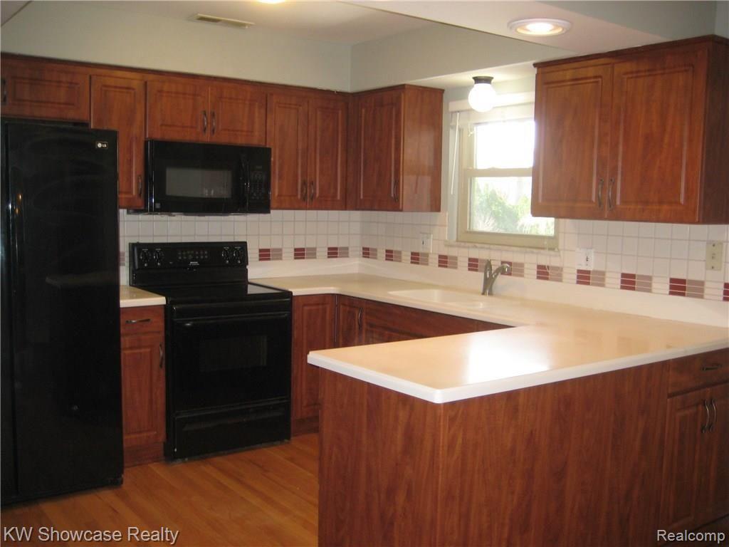 1973 Welch Road Walled Lake, MI 48390 - Photo 9 of 33 IMG_2960x.JPG