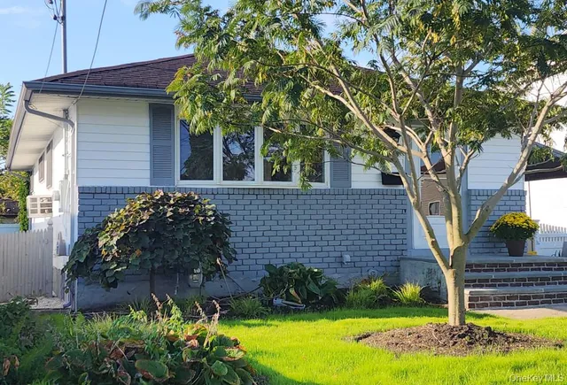 $669,000 | 206 North Kentucky Avenue, Massapequa, NY 11758