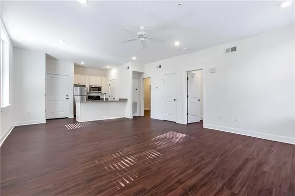 $2,000 | 3601 Camp Street, Unit 301, New Orleans, LA 70115
