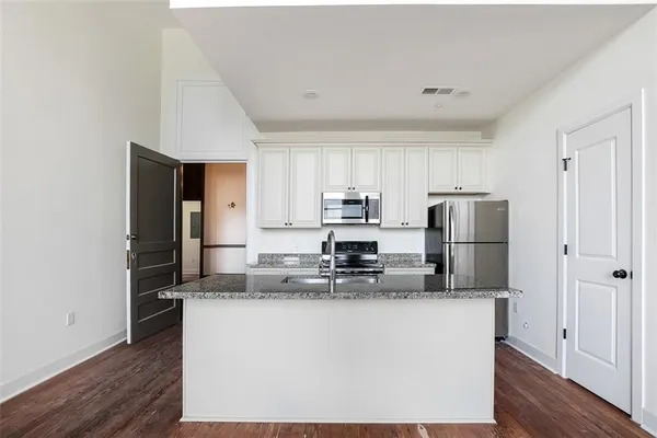 $2,000 | 3601 Camp Street, Unit 301, New Orleans, LA 70115