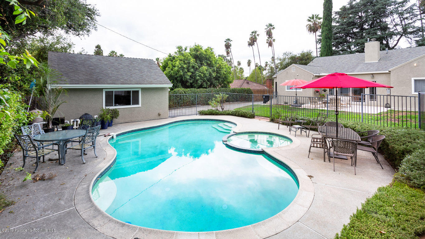 2556 Tanoble Drive Altadena, CA 91001 - Photo 37 of 44 a view of a house with swimming pool and sitting area