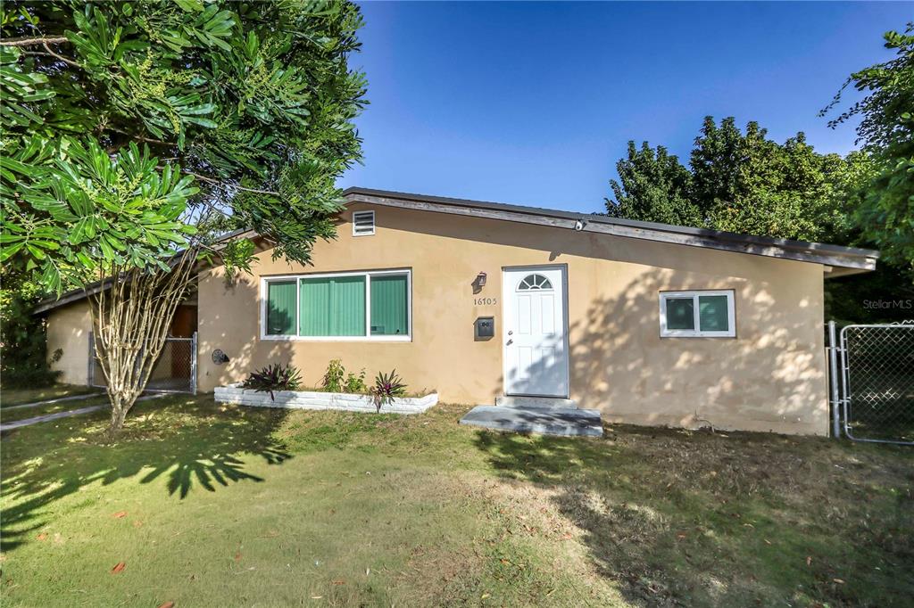 a view of a house with a yard