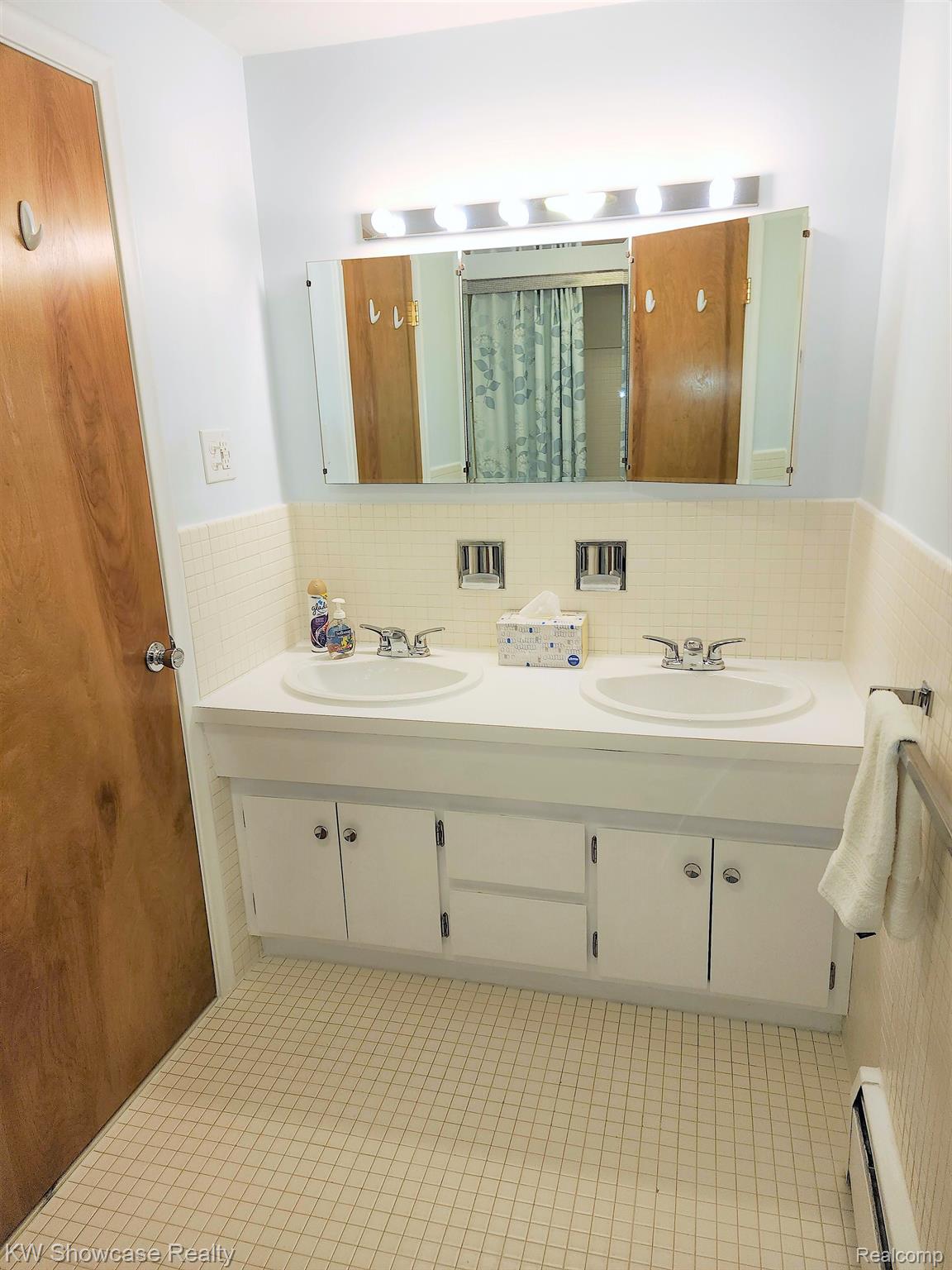 7090 Valleybrook Road West Bloomfield, MI 48322 - Photo 42 of 76 Full Bath - Dbl Sink Vanity