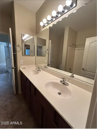 a view of empty room with window