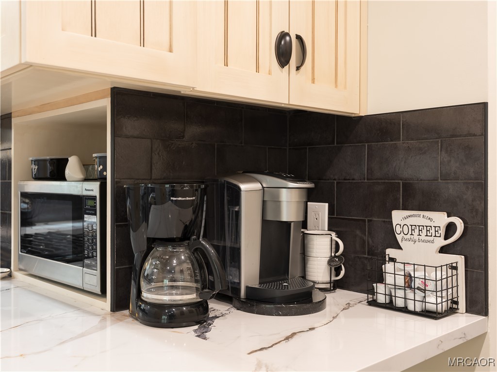 195 Elgin Road Big Bear Lake, CA 92315 - Photo 15 of 40 a bathroom with a sink and a mirror