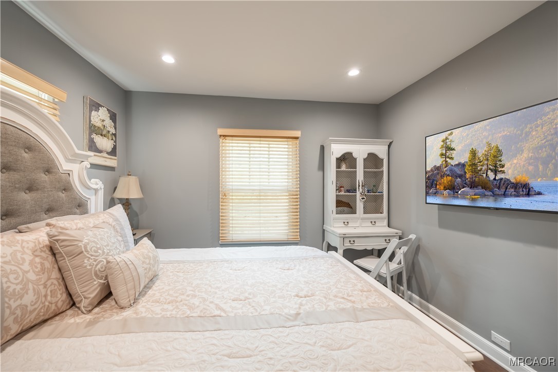 195 Elgin Road Big Bear Lake, CA 92315 - Photo 19 of 40 a bedroom with a large bed and a window