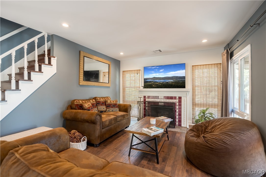 195 Elgin Road Big Bear Lake, CA 92315 - Photo 4 of 40 a living room with furniture fireplace and flat screen tv