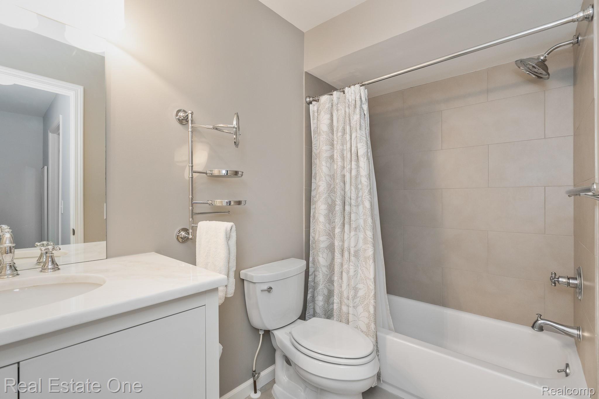 1214 Valley Circle, Unit 9 Rochester, MI 48309 - Photo 24 of 29 Full bath