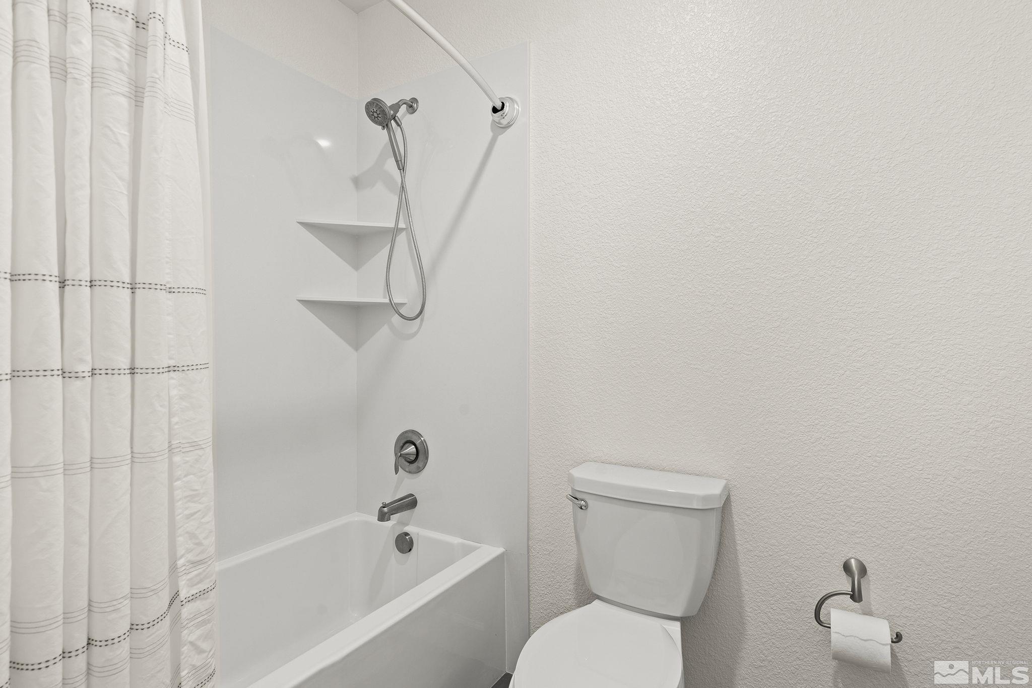 10489 Claim Jumper Way Reno, NV 89521 - Photo 26 of 40 a bathroom with a toilet and a bathtub