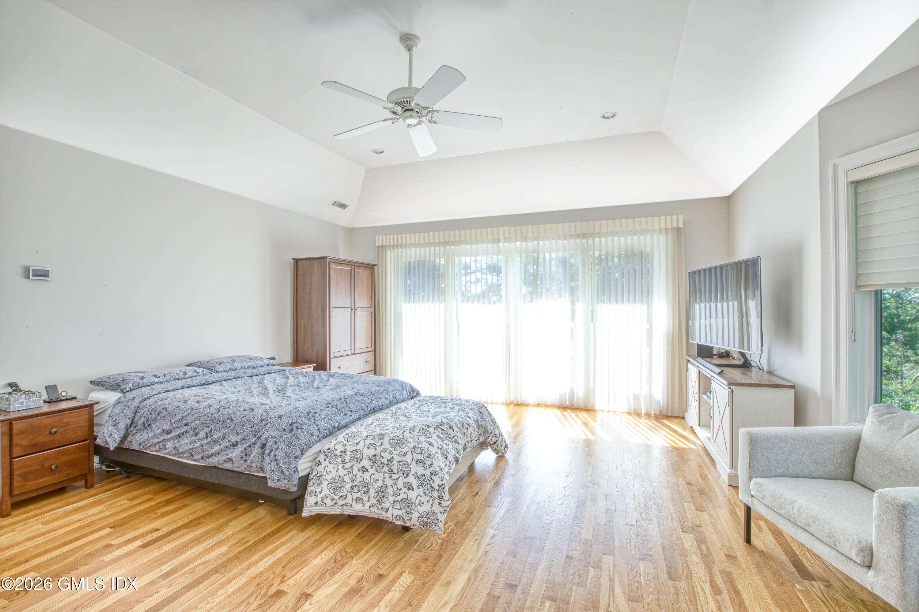 25 Weston Hill Road Riverside, CT 06878 - Photo 11 of 26 Primary bedroom (2nd floor)