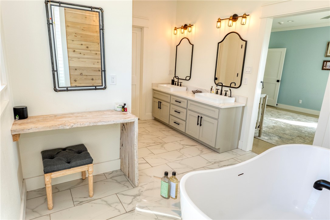 7105 Watermelon Road Somerville, TX 77879 - Photo 22 of 40 a bathroom with a tub sink and mirror