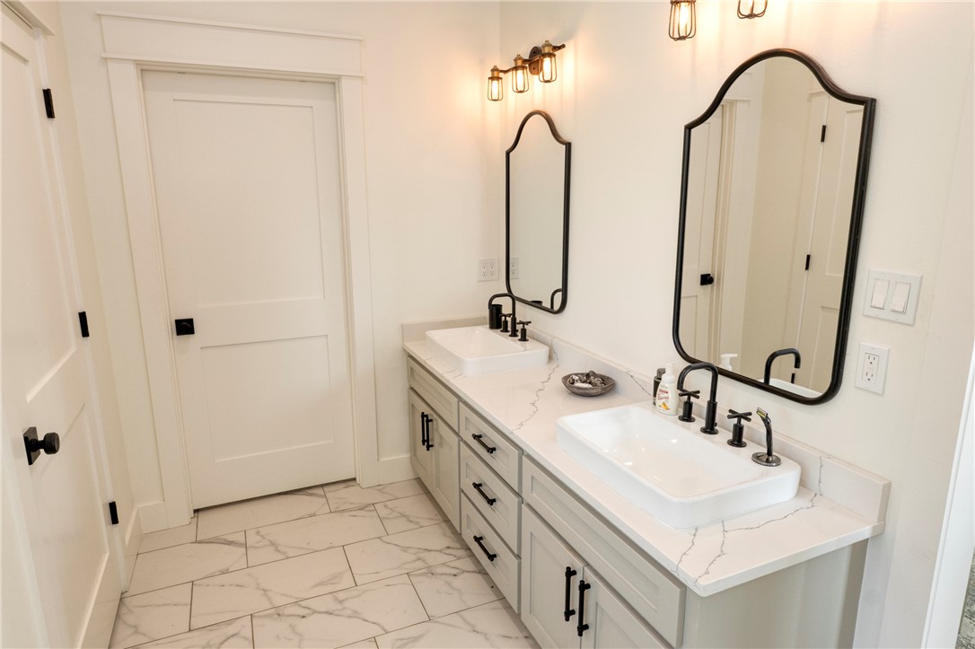 7105 Watermelon Road Somerville, TX 77879 - Photo 23 of 40 a bathroom with double vanity sink and a mirror