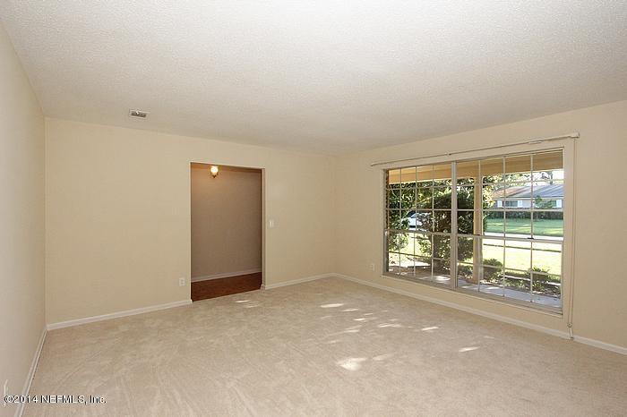 8882 Runnymeade Road Jacksonville, FL 32257 - Photo 8 of 31 livingroomview2_700