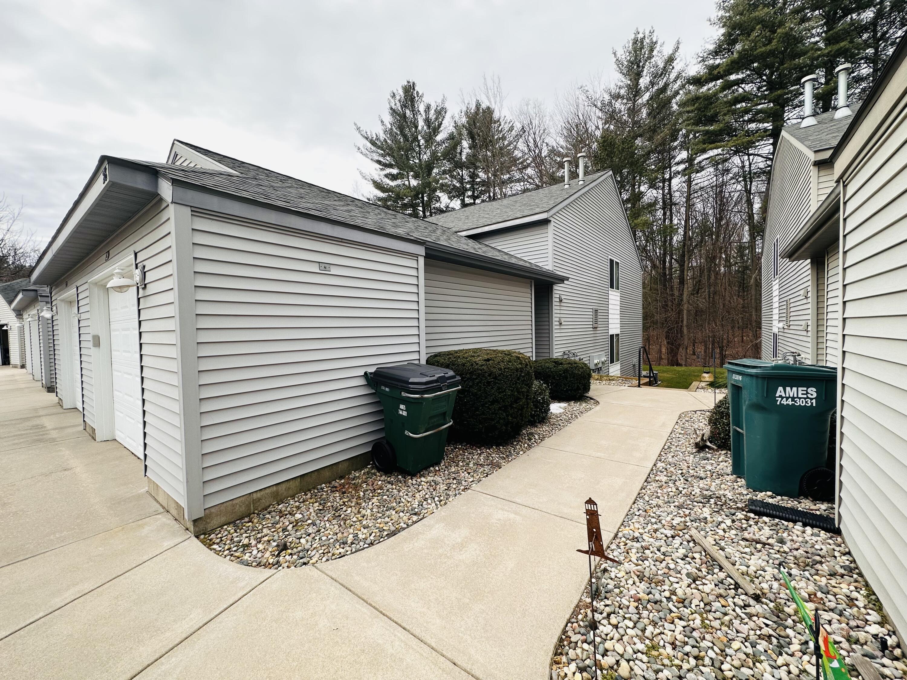 1295 Whitehall Road, Unit 28 Muskegon, MI 49445 - Photo 4 of 32 CF1C9D82-7D04-48DB-BCFC-1A9E83B59C2C