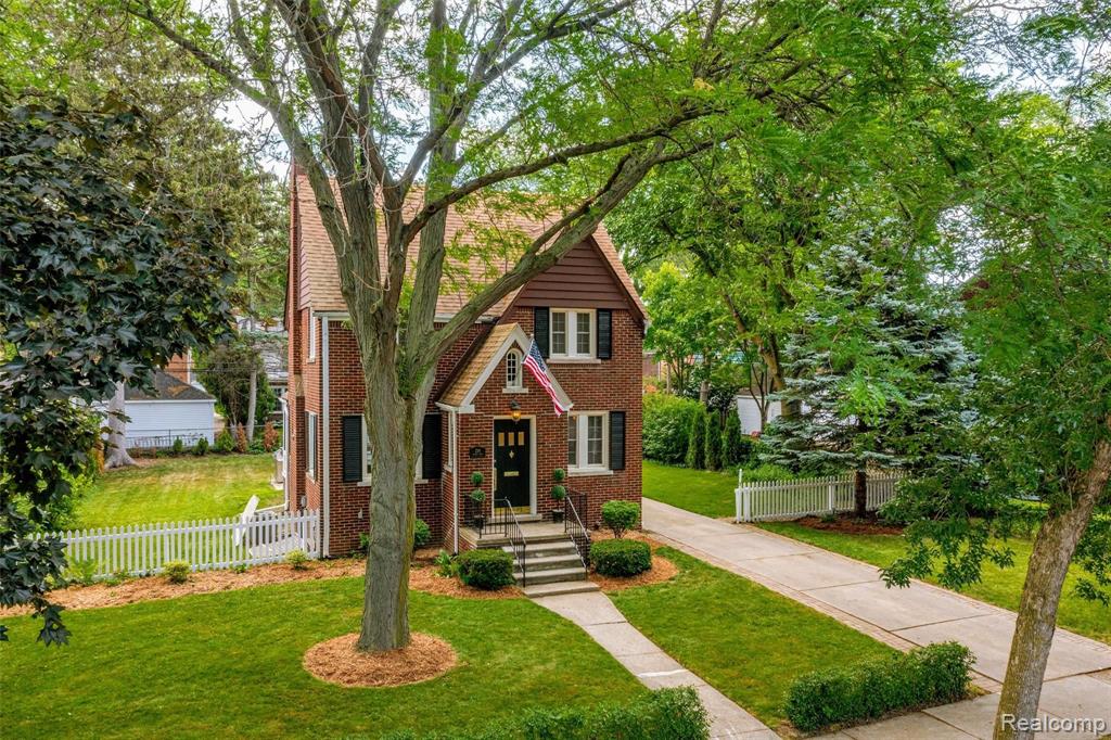 214 Fisher Road Grosse Pointe Farms, MI 48230 - Photo 7 of 44