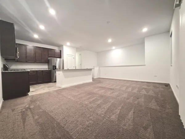 $2,700 | 4391 Chelsea Mnr Circle, Unit 4391, Aurora, IL 60504