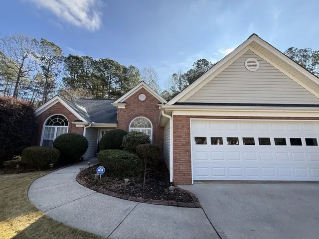 a view of a front of house with a yard