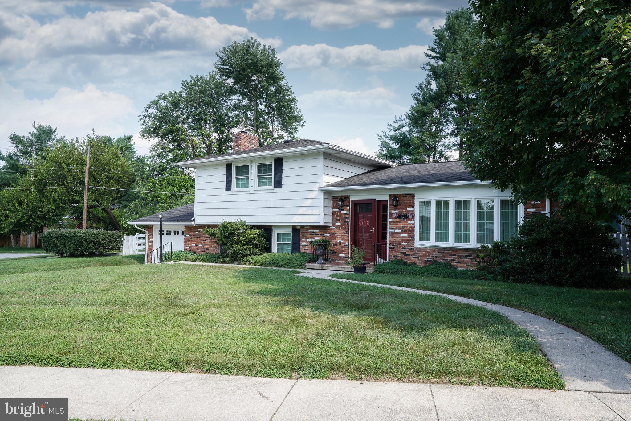 437 Neepier Road Baltimore, MD 21228 - Photo 3 of 29 Gallery Image 3