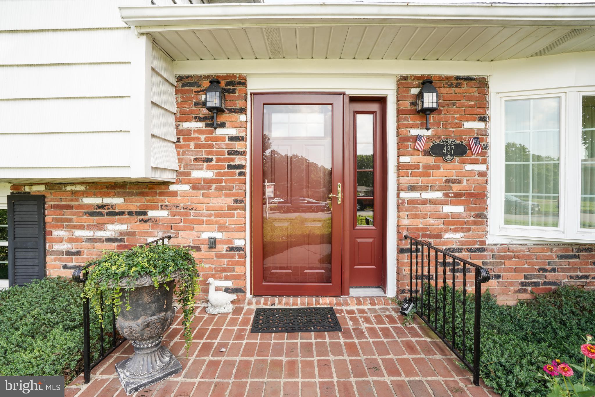 437 Neepier Road Baltimore, MD 21228 - Photo 4 of 29 Welcome home!