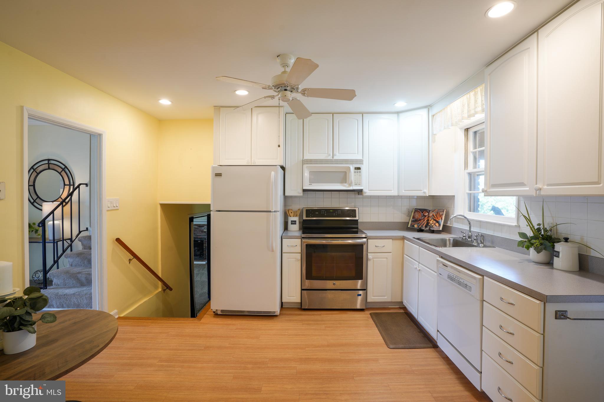 437 Neepier Road Baltimore, MD 21228 - Photo 9 of 29 Nice bright kitchen