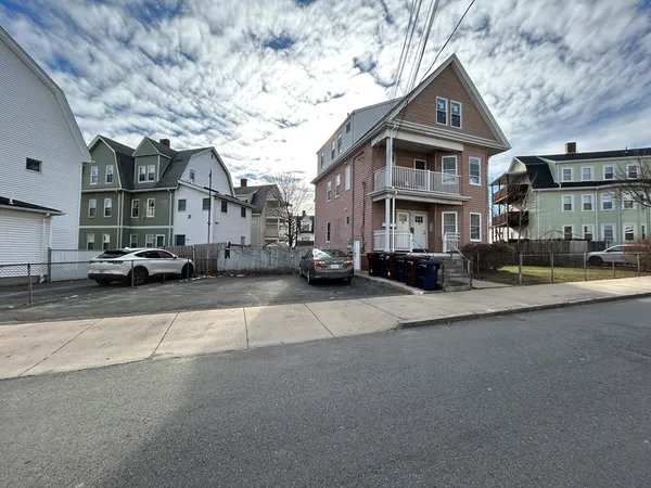 $2,400 | 17 Dartmouth Street, Unit 1, Everett, MA 02149