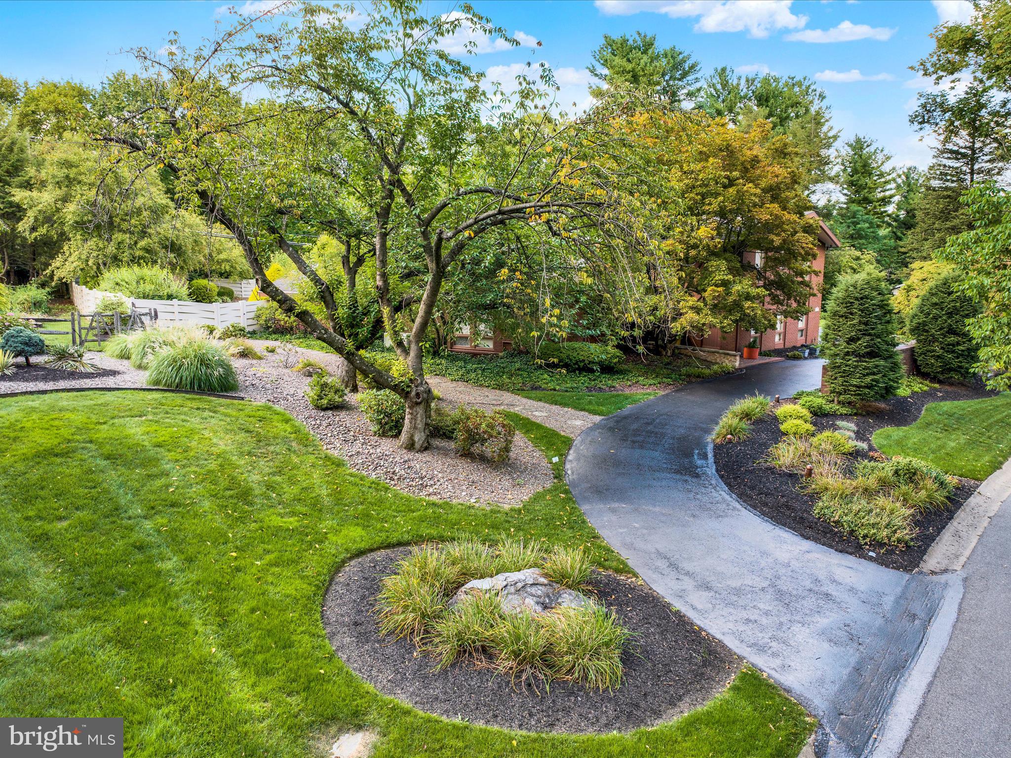 1617 Meadowlark Road Wyomissing, PA 19610 - Photo 4 of 99 Circular drive