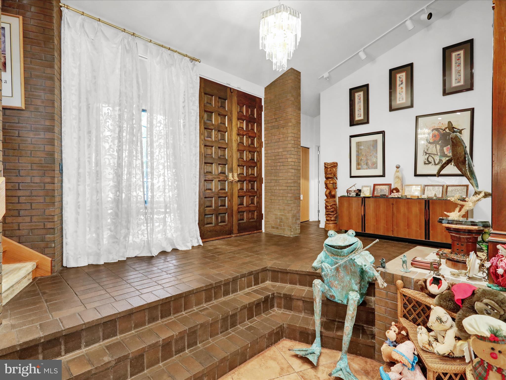 1617 Meadowlark Road Wyomissing, PA 19610 - Photo 7 of 99 Vaulted Entry Foyer