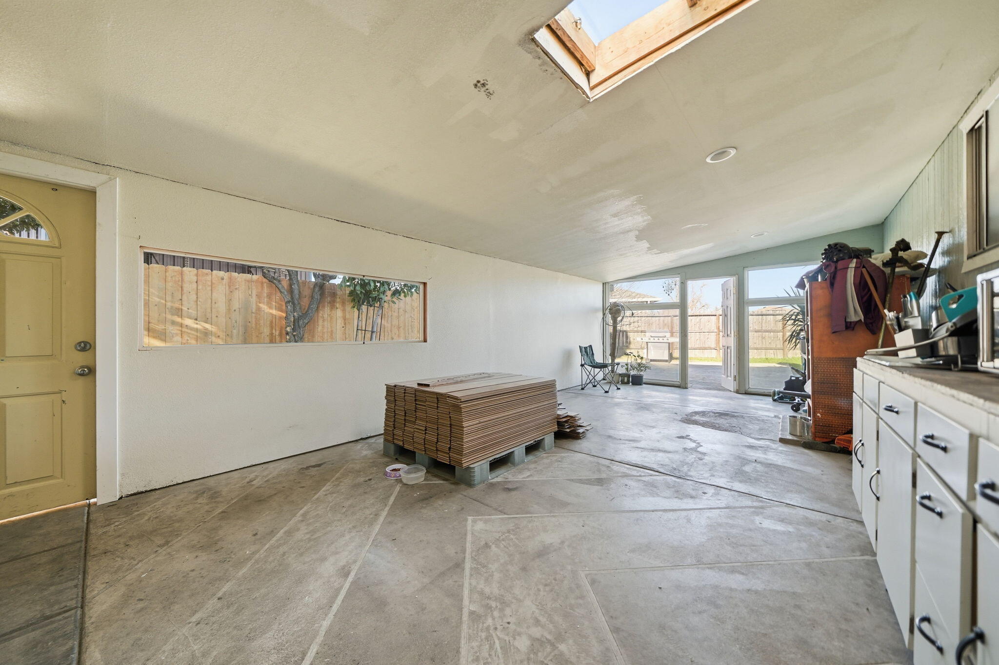 3661 Rabbit Lane Cottonwood, CA 96022 - Photo 19 of 38 a spacious bedroom with a bed and a flat screen tv