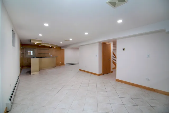 a view of a big room with a kitchen