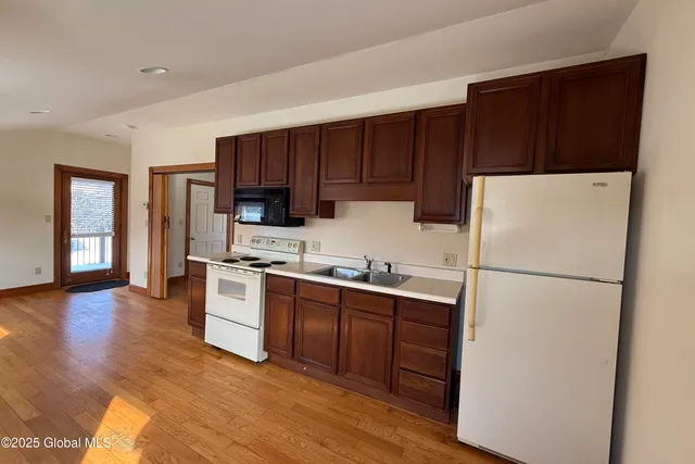 $1,495 | 109 Lake Avenue, Unit 4, Saratoga Springs, NY 12866