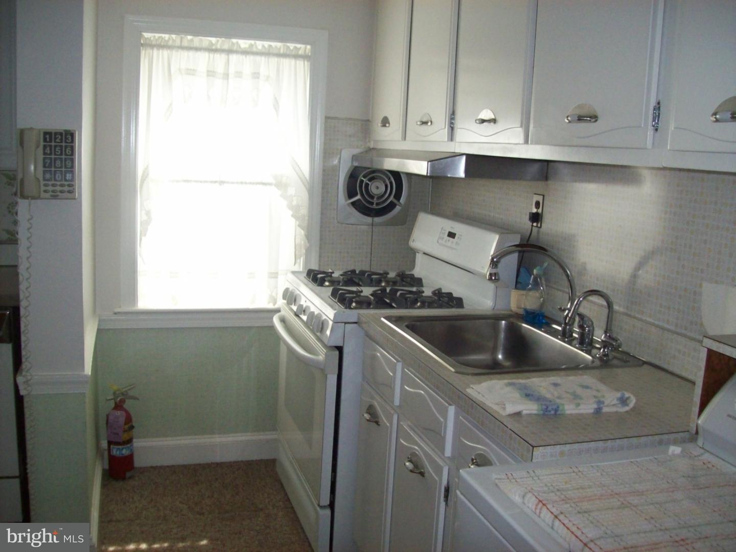 109 Redford Road Oreland, PA 19075 - Photo 6 of 19 Kitchen