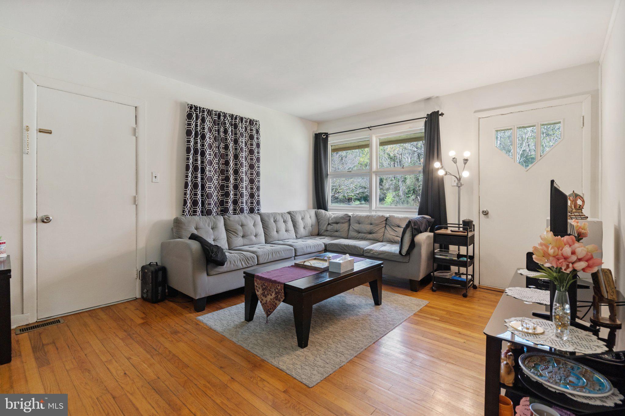 571 Richmond Road Amissville, VA 20106 - Photo 4 of 23 a living room with furniture and wooden floor