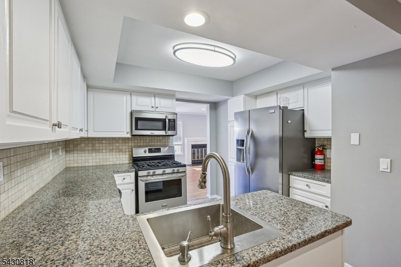 13 Eton Court Bedminster, NJ 07921 - Photo 4 of 48