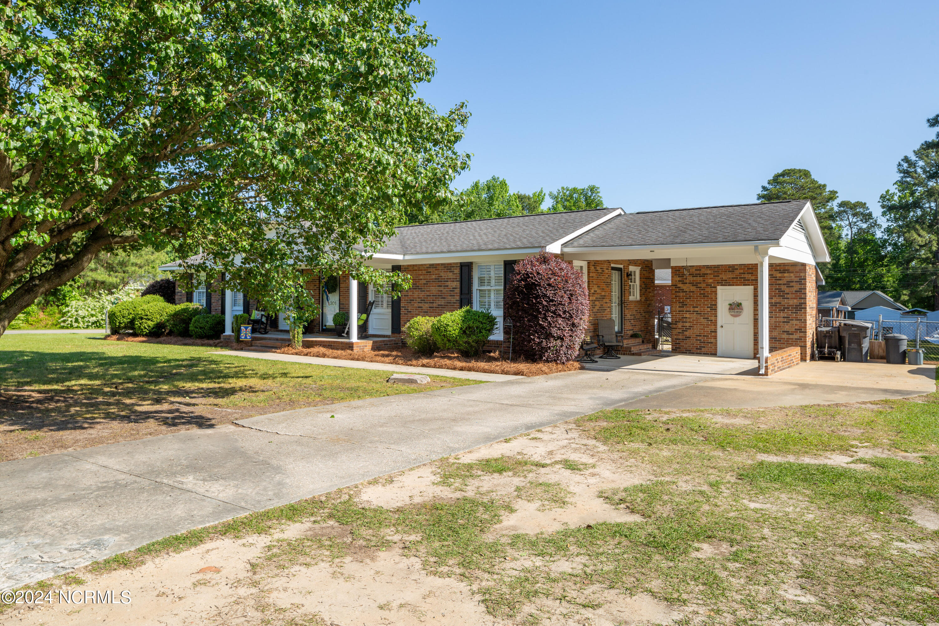 301 Ridgeway Street Clinton, NC 28328 - Photo 3 of 31 301 Ridgeway St3