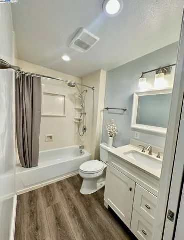 a close up view of a washer and dryer