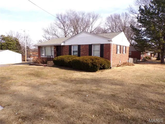 $183,000 | 860 Graham Road, Florissant, MO 63031