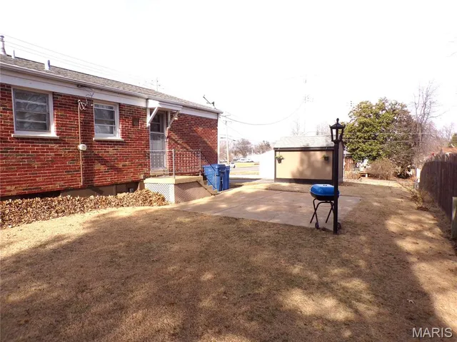 $183,000 | 860 Graham Road, Florissant, MO 63031