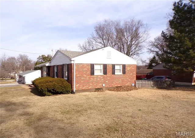 $183,000 | 860 Graham Road, Florissant, MO 63031