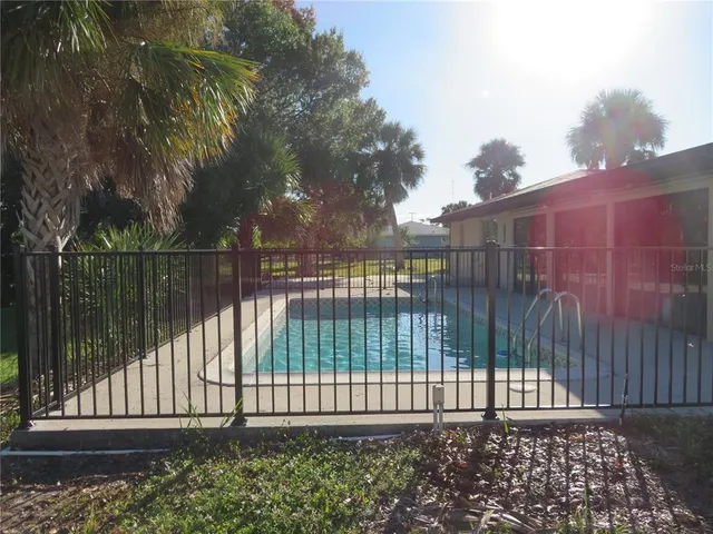 a view of a backyard