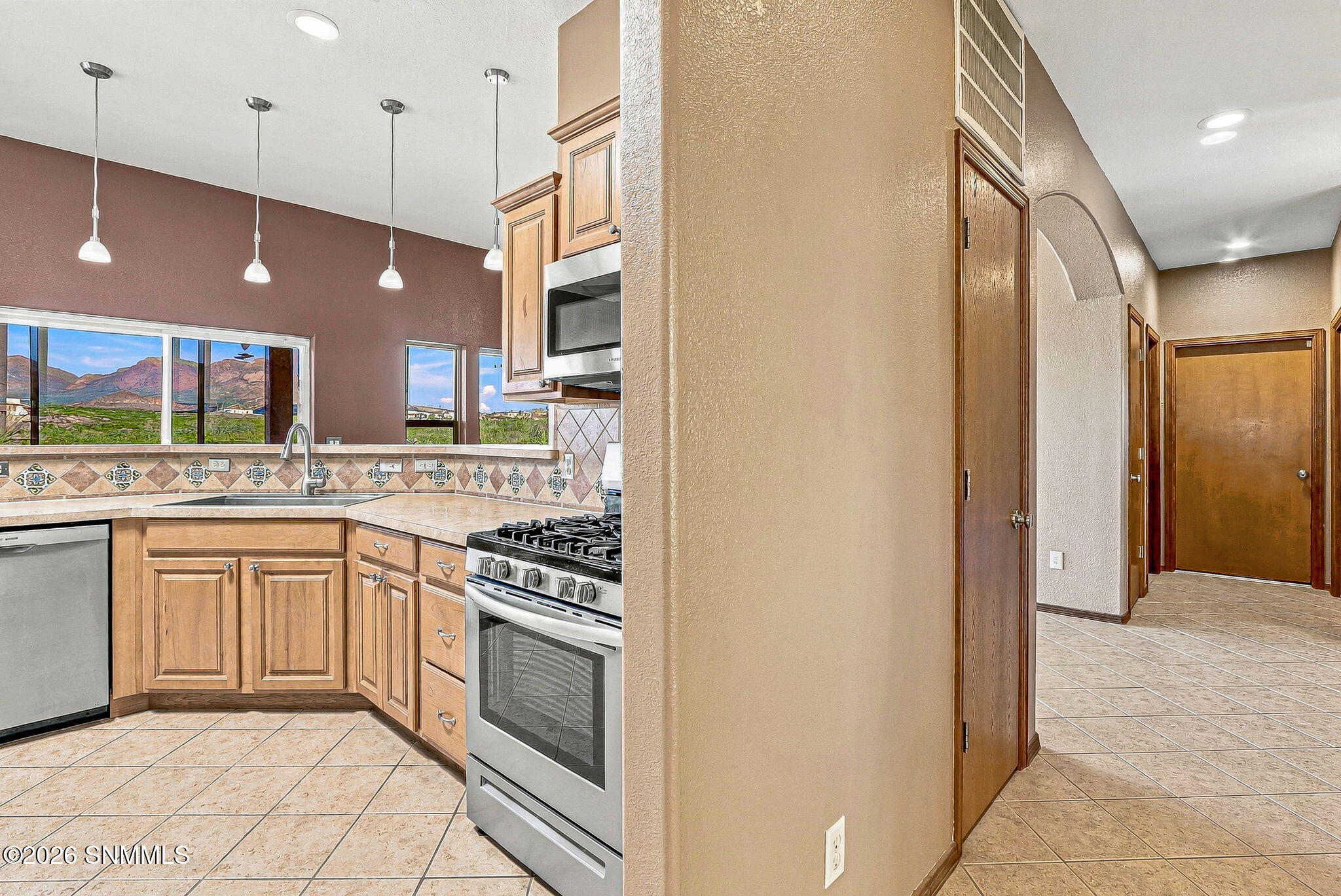 2001 Rincon De Amigos Las Cruces, NM 88012 - Photo 16 of 56 Kitchen/hall
