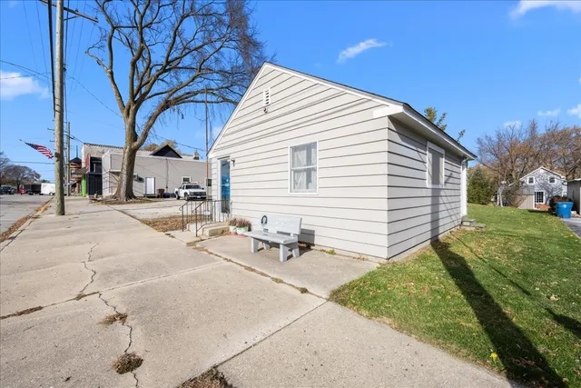 $300,000 | 165 South Main Street, Burlington, IL 60109