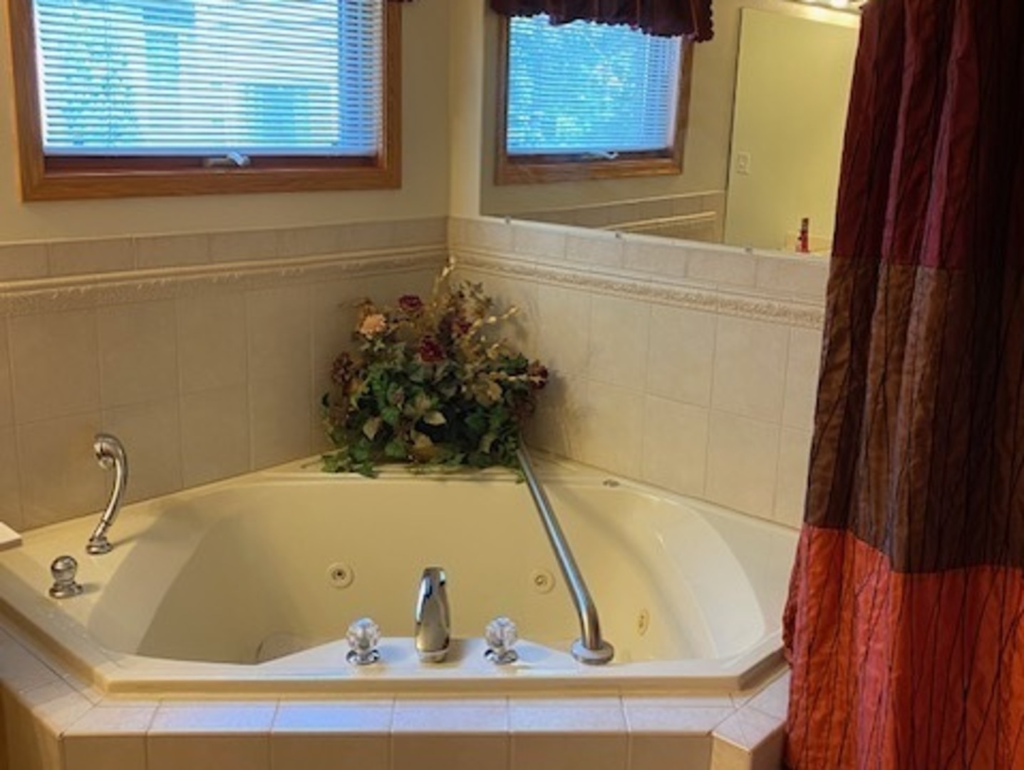 Undisclosed Address Olympia Fields, IL 60461 - Photo 9 of 31 a bathroom with a tub