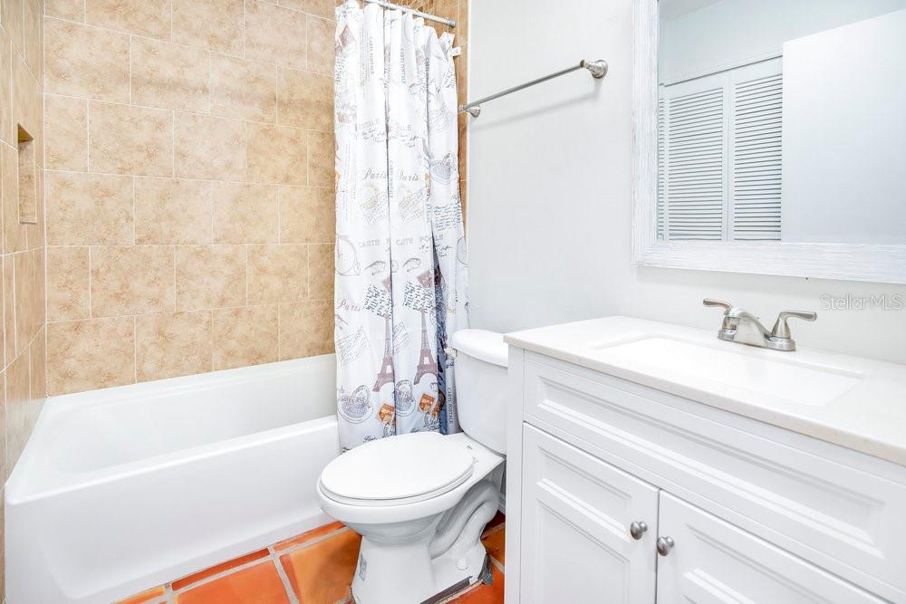 1500 Rivers Edge Drive Orlando, FL 32825 - Photo 13 of 33 a bathroom with a sink a toilet and a bathtub