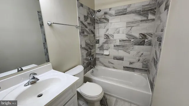 $2,800 | 2028 6th Street South, Arlington, VA 22204