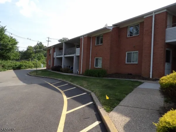 $2,400 | 2350 State Route 10, Unit C22, Morris Plains, NJ 07950