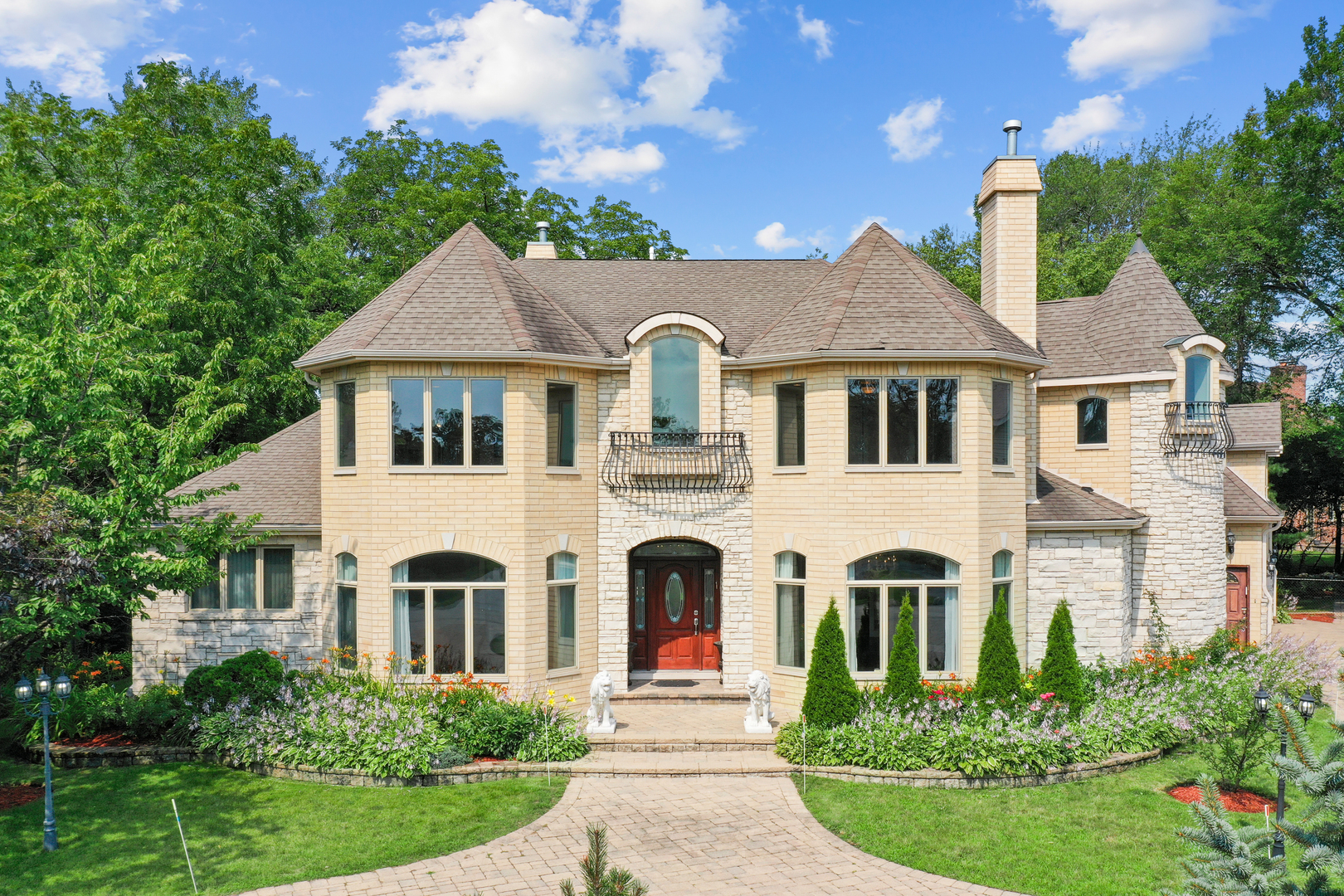 238 Linden Road Northbrook, IL 60062 - Photo 1 of 51 a front view of a house with a yard