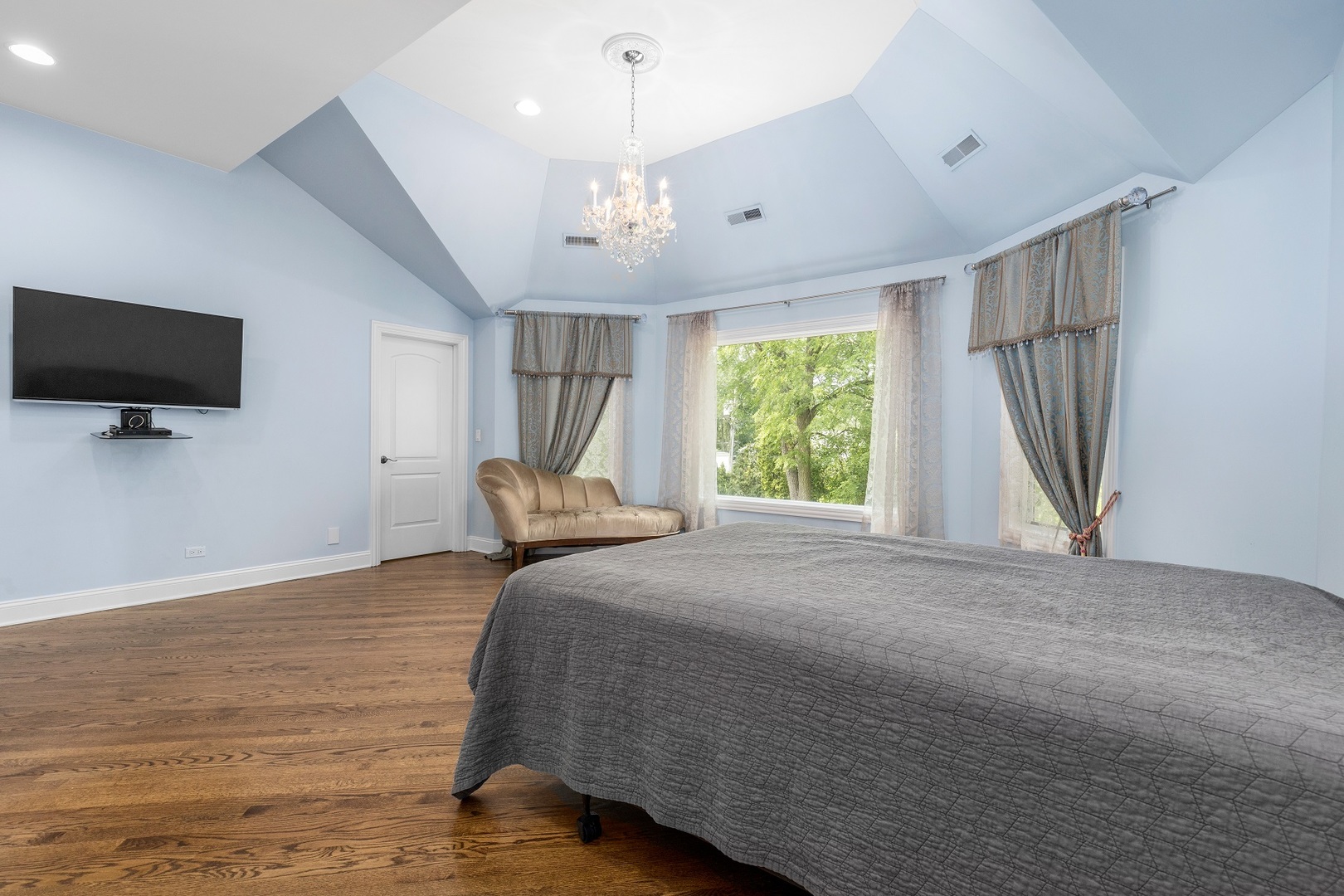 238 Linden Road Northbrook, IL 60062 - Photo 27 of 51 a bedroom with a bed and a flat screen tv