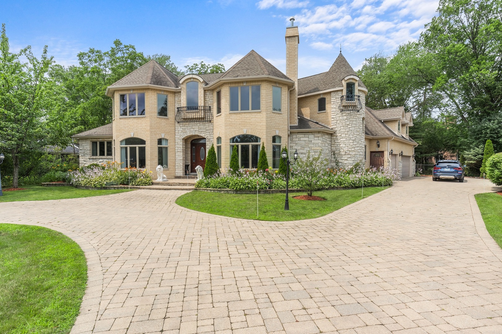 238 Linden Road Northbrook, IL 60062 - Photo 42 of 51 a front view of a house with a yard