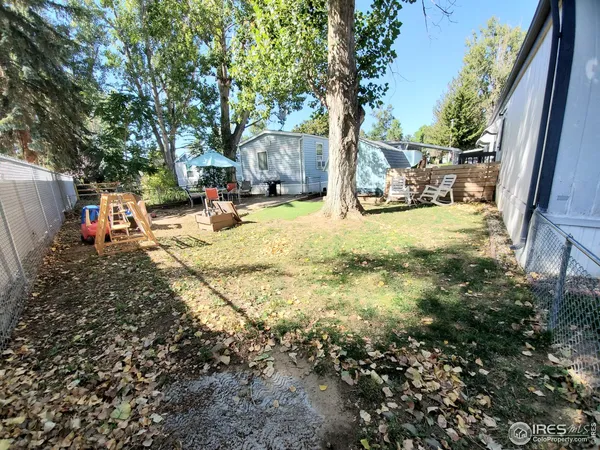 a view of back yard of the house